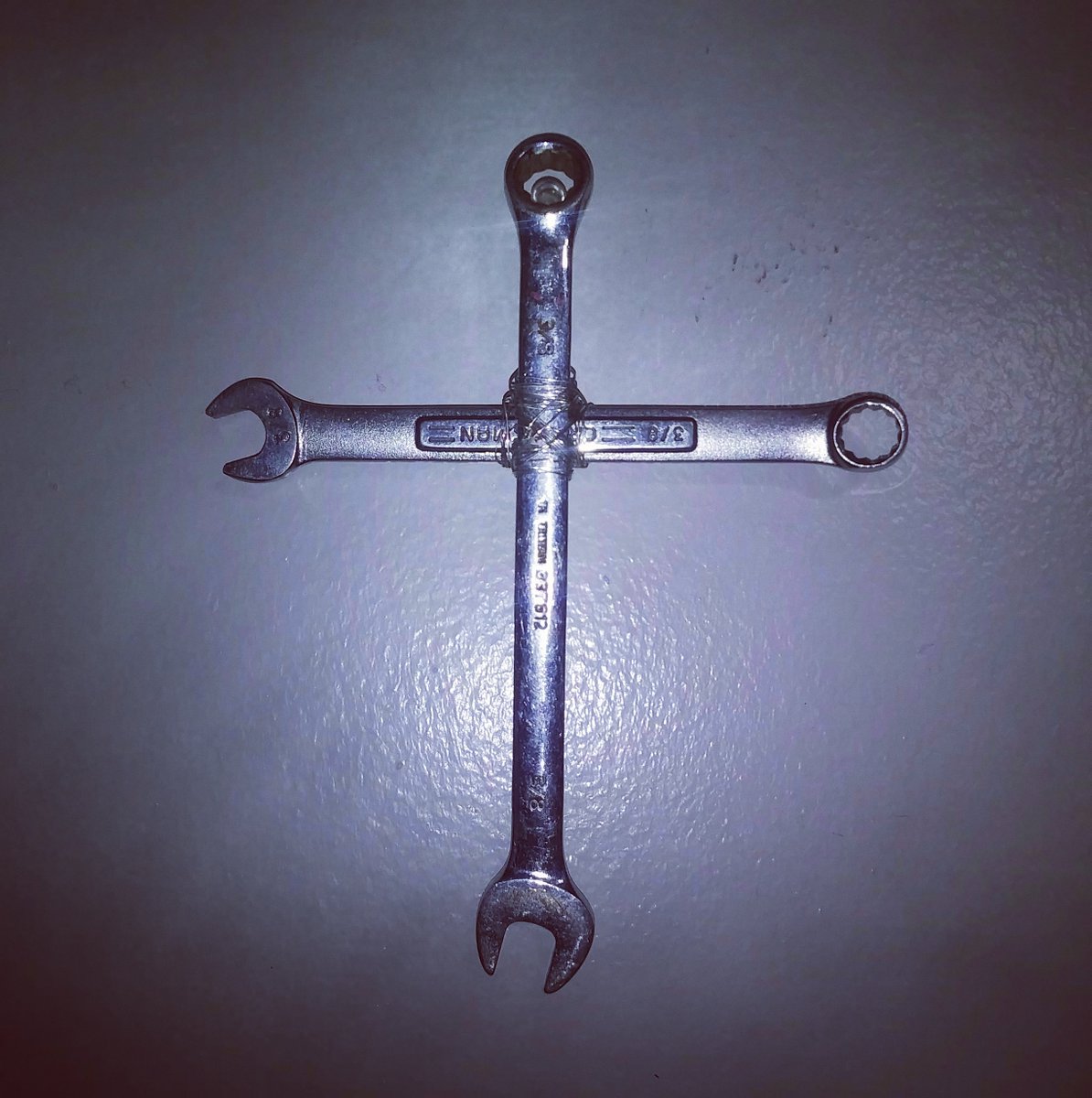 dbatesphoto's tweet photo. Saw similar at hobby lobby. Packing up and sorting my tools found couple old wrenches and grabbed beading wire. https://t.co/9sOzfXrc8p