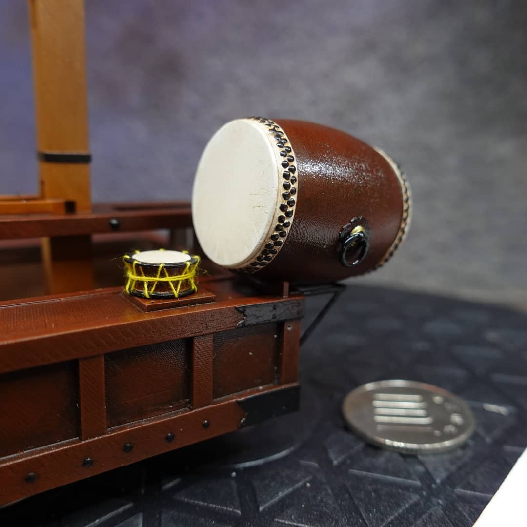 締め太鼓の周りの紐、1/32スケールだと細い糸になる。 もちろん針