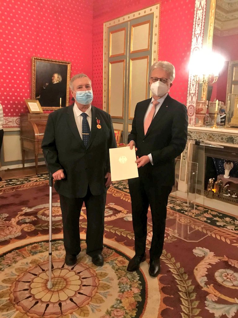 Plus de 50 ans d’engagement exemplaire au service de l’amitié franco-allemande ! Très honoré de vous avoir remis la médaille de l’Ordre du Mérite 🇩🇪, cher Jean-Pierre Blondel ! #jumelage #bolbec #wittlage