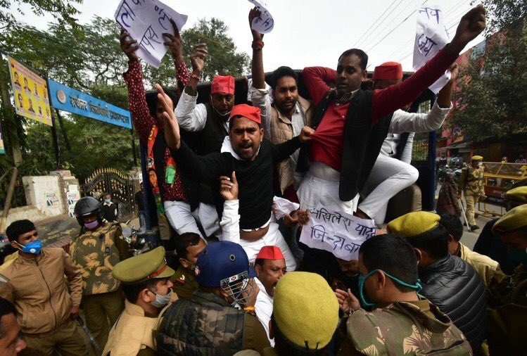 PrayagrajNEWS's tweet photo. कृषि बिल के विरोध में प्रदर्शन : सैकड़ों सपाई गिरफ्तार, सांसद-विधायक घर में रहे कैद

#prayagraj #news : कृषि विधेयक के विरोध में सपा कार्यकर्ताओं ने जोरदार प्रदर्शन किया |@samajwadiparty 
@yadavakhilesh 
@NareshUttamSP 
@NPSPatel 
@MediaCellSP https://t.co/yWtg2mlT5K