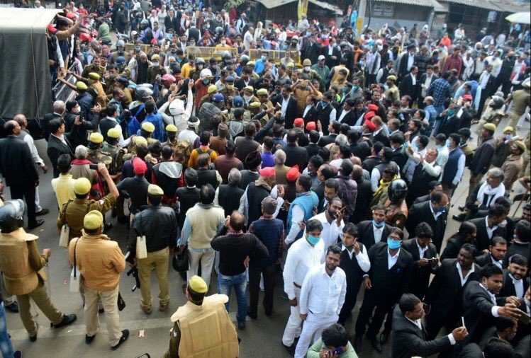 PrayagrajNEWS's tweet photo. कृषि बिल के विरोध में प्रदर्शन : सैकड़ों सपाई गिरफ्तार, सांसद-विधायक घर में रहे कैद

#prayagraj #news : कृषि विधेयक के विरोध में सपा कार्यकर्ताओं ने जोरदार प्रदर्शन किया |@samajwadiparty 
@yadavakhilesh 
@NareshUttamSP 
@NPSPatel 
@MediaCellSP https://t.co/yWtg2mlT5K