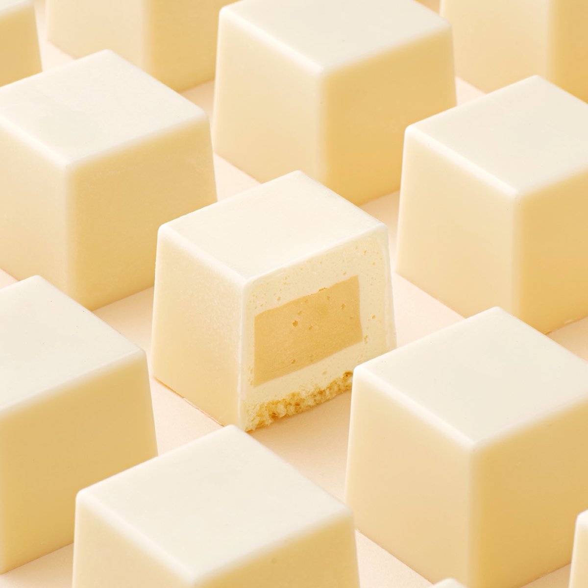 holiland_china's tweet photo. Holiland new soy milk series = Your destined soulmate for cuffing season!❄️

🔆Soymilk Molecular Cheese🔆
Smooth soy milk➕crunchy white chocolate! Take it "cheesy"!

🔆Soymilk Cake🔆 
Soft mochi➕fresh soy milk! Get hooked on it!

#holiland #好利来 https://t.co/OHL7oOwuuX