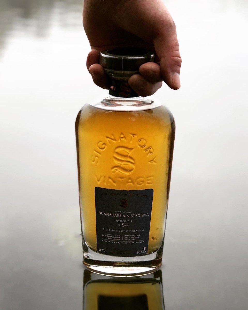 Arthuurab's tweet photo. 🏴󠁧󠁢󠁳󠁣󠁴󠁿 Bunnahabhain Staoisha 5 ans SV 2014.
À déguster au coin du feu en écoutant White Christmas par « the drifters.  #Christmas #whisky #bunnahabhain #whiskyentreamis #lmdw https://t.co/hKvselpkNz