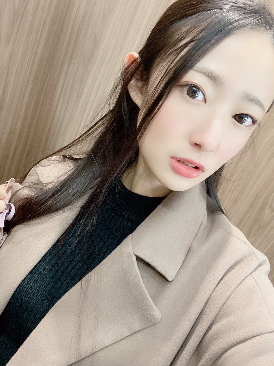 松岡すず Adult Entertainer マスク美人 という言葉があるらしく 一般的に隠れてるところは 脳が美化するから 外したらがっかりしちゃうことが 多い様子