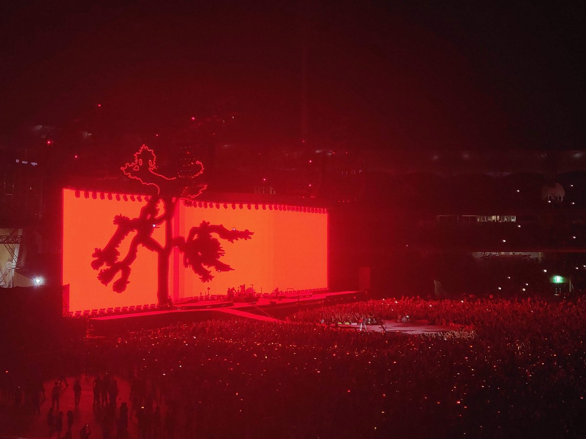 [thread]A year ago today, I was at the DY Patil stadium in Mumbai, watching U2 perform their classic album 'The Joshua Tree'. They were about 2/3rd of the way through their set when my phone pinged. "Police firing at Jamia. Reports say one student dead, many injured."