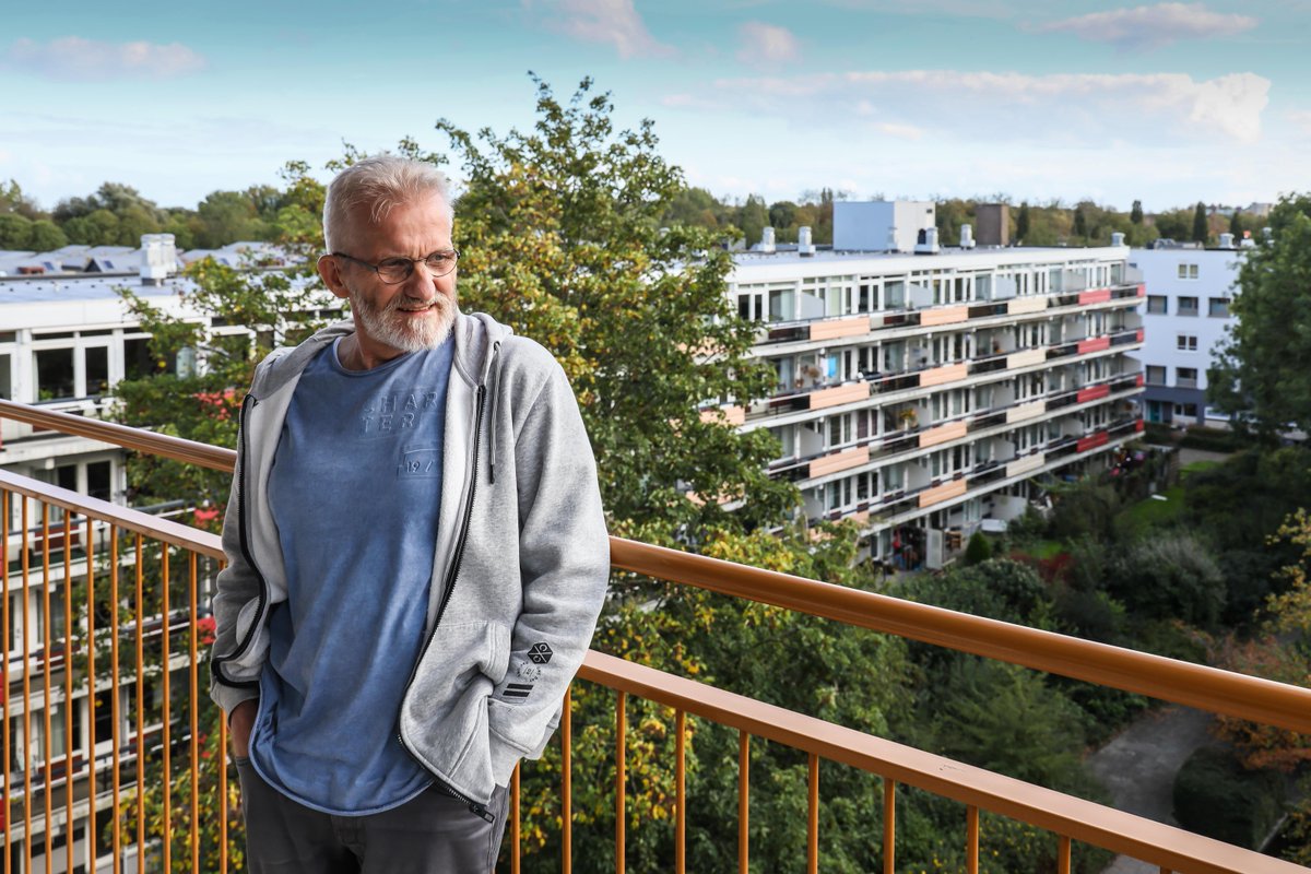Frans Kool zit hoog en droog in het Liornehuis in Hoorn. ’In de gang lijkt het misschien nog een beetje op een bejaardentehuis’ dlvr.it/RngMmC
