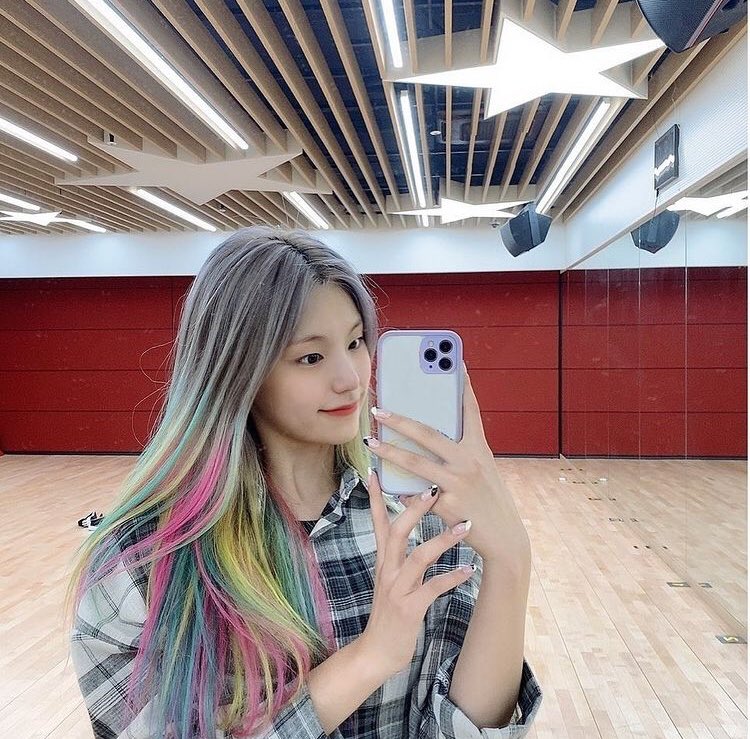ITZYNewsBRASIL's tweet image. [📷] 15.12.2020 Yeji para o #ALLINUSGRAM

LEG:

"Mesmo que um pouco atrasada... adeus cabelo arco-íris🌈🥺
#AfterPractice #RollingAround"