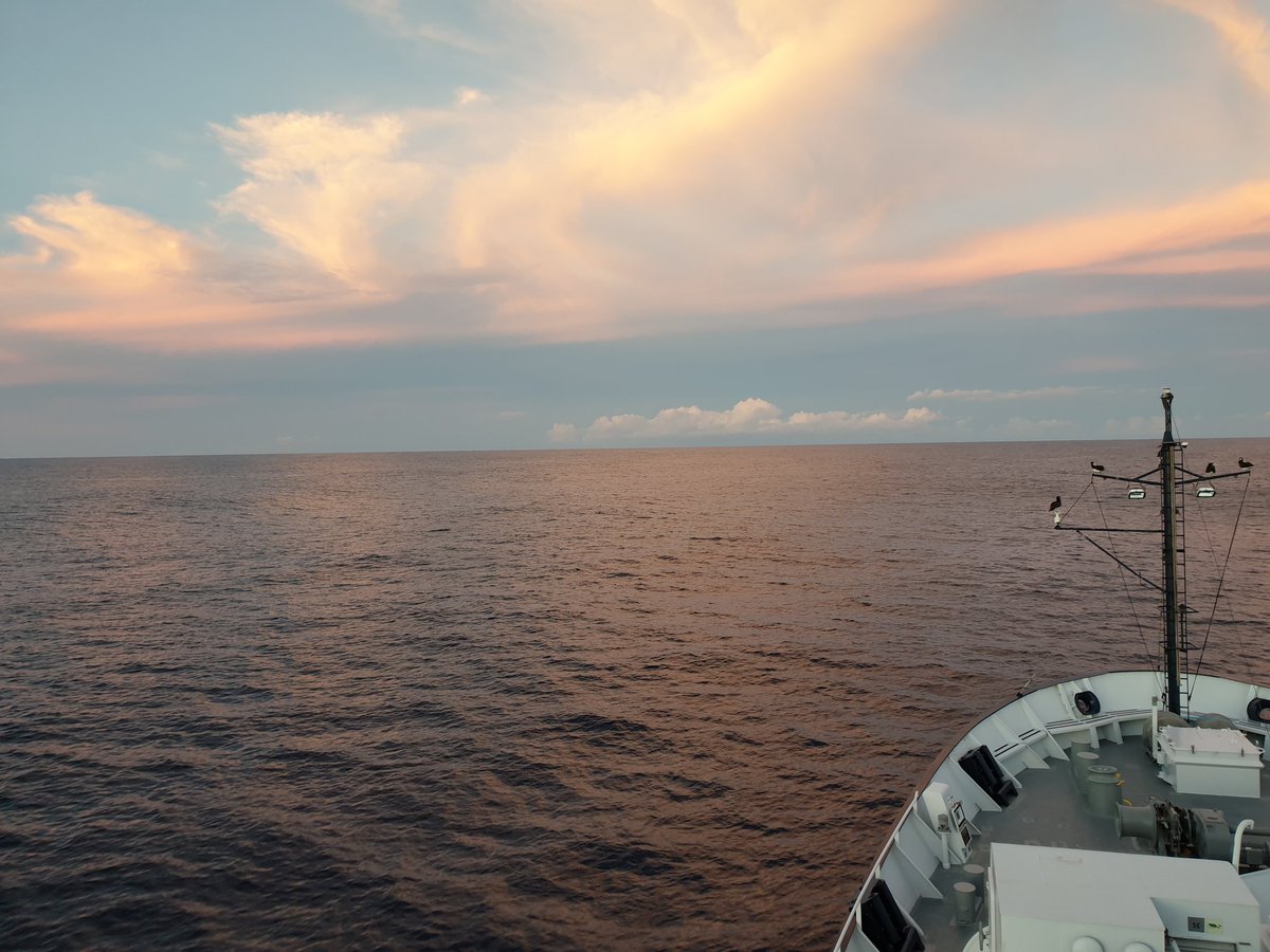 We've had some wild weather out here in the #GreatBarrierReef. Calmer seas this evening and a chance to catch the sunset. #RVFalkor #IceAgeGBR @SchmidtOcean @QUTSciEng @GRGusyd