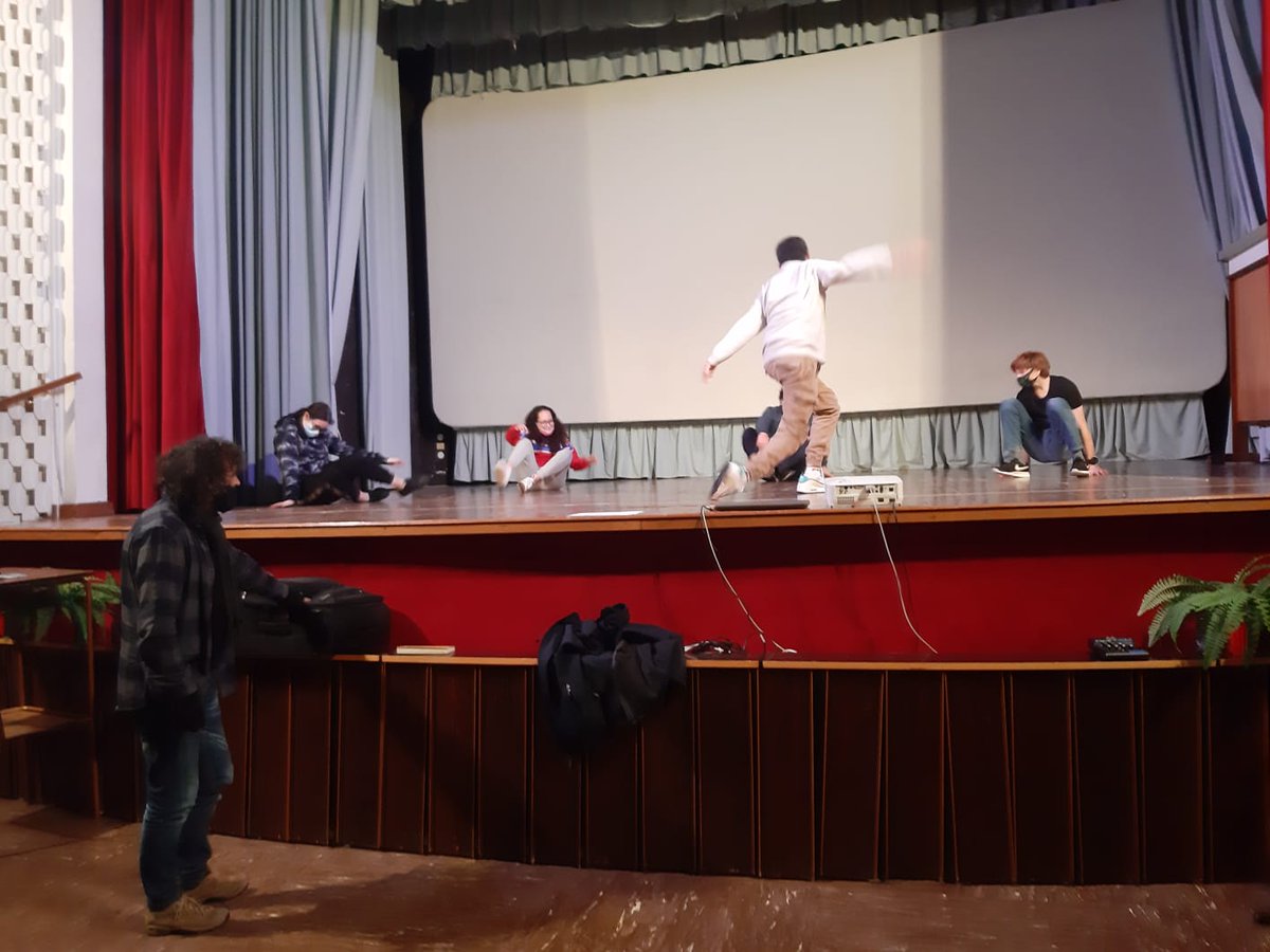 Ist_Filippin's tweet photo. 🎬 Scene dal laboratorio teatrale con i ragazzi dei #licei!
Il #convitto è anche questo! 👍🏻 https://t.co/iuzoF6aC7W
