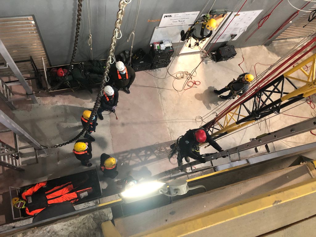 solo_training's tweet photo. Astazi cursantii IRATA nivelul 2 invata sisteme de scripeti iar pricipantii de la cursul GWO - Lucru la inaltime invata salvarea de pe scara. 

#SOLOtraining #GlobalWindOrganization #WorkingAtHeight #IRATAtraining https://t.co/8SgKtzyThO