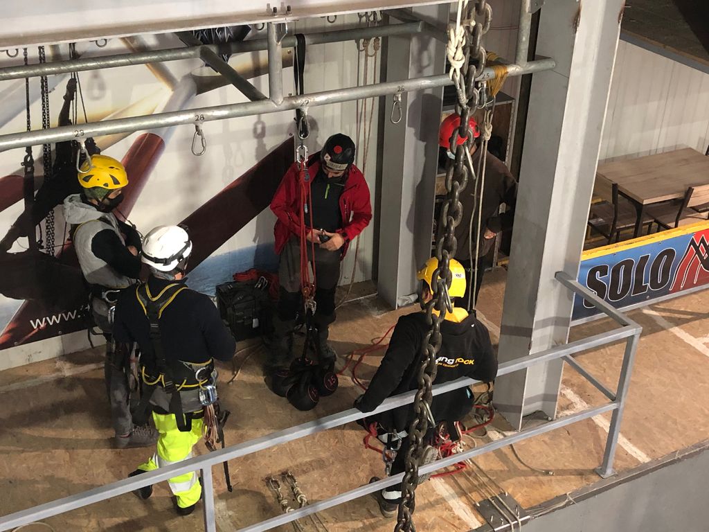 solo_training's tweet photo. Astazi cursantii IRATA nivelul 2 invata sisteme de scripeti iar pricipantii de la cursul GWO - Lucru la inaltime invata salvarea de pe scara. 

#SOLOtraining #GlobalWindOrganization #WorkingAtHeight #IRATAtraining https://t.co/8SgKtzyThO