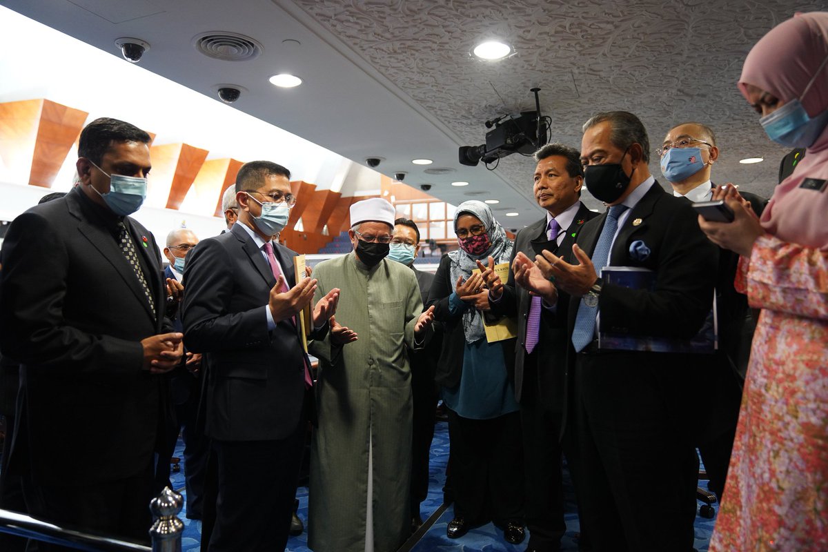 AzminAli's tweet photo. Syukur Alhamdulillah, berkat kerja kuat semua rakan-rakan Kabinet dan Ahli Parlimen Perikatan Nasional di bawah kepimpinan YAB Tan Sri Muhyiddin Yassin, hari ini Belanjawan 2021 diluluskan di Dewan Rakyat. https://t.co/7sfBUEw95b