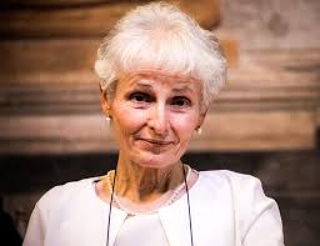 nzingaretti's tweet photo. Sanzione cancellata e stipendio restituito alla #professoressa Dell'Aria. Una bellissima notizia! Più di 100mila firmarono la petizione che avevamo lanciato. Questa è la #scuola che vogliamo: libera, democratica, critica, dove ognuno può crescere insieme alle proprie idee. https://t.co/JJz5dfp7Lq