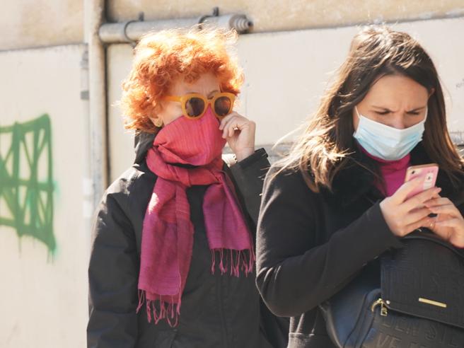 As it's often sunny in Italy, many Italians wear sun glasses in winter. A combination of sun glasses & face masks covering mouth & nose at all times will reduce the winter intake of vitamin D in Italians by up to 80%