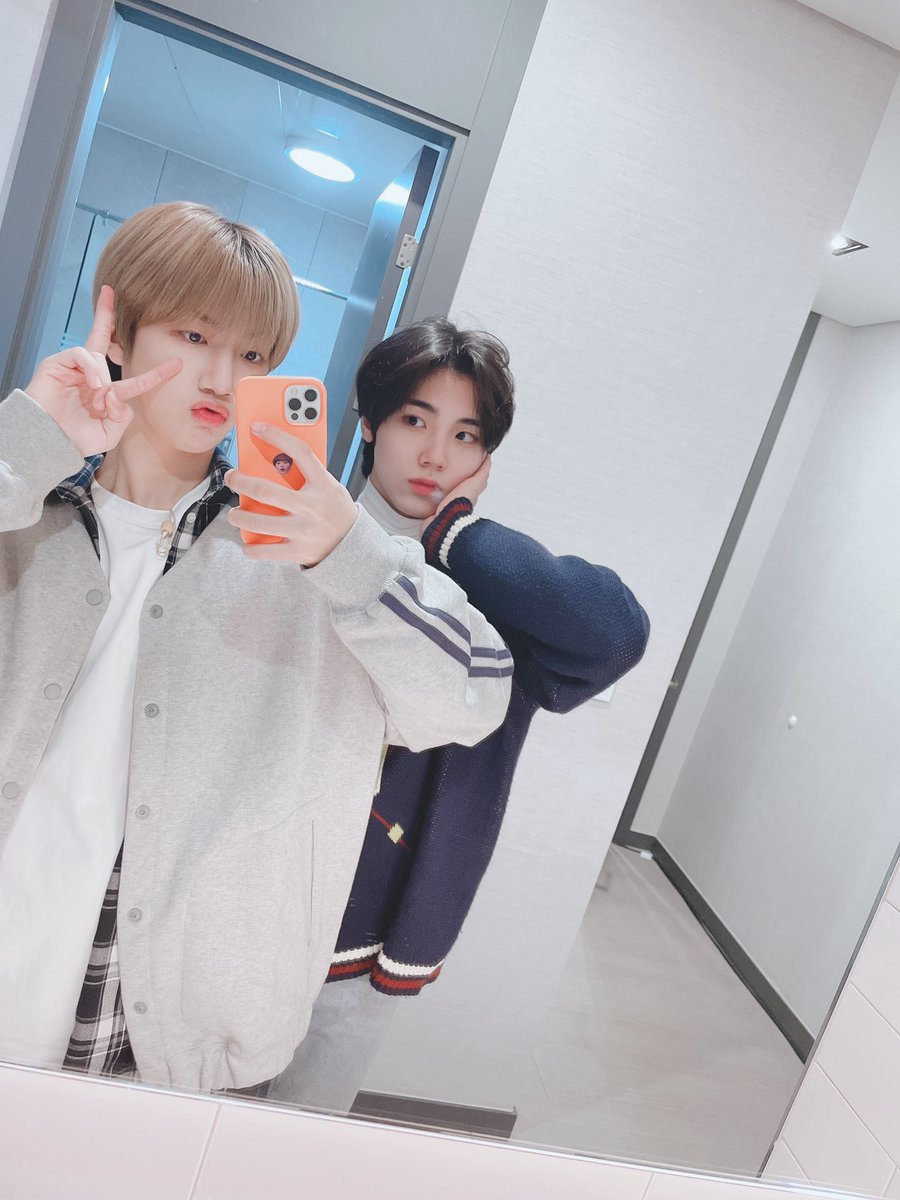 CRAVITY_twt's tweet photo. 덩이가 저메추로 청국장 추천한대요 저는 찜닭 추천해드릴게요!!ㅋㅋ 어제 태영이가 찜닭 시켜서 같이 좀 먹었는데 맛있더라구요!! #오랜만에 #O형즈 #원진 #비티파크 https://t.co/PIJZ3r6s64