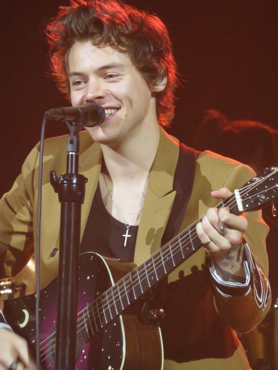 adoresnflwr's tweet photo. he was really glowing this night, i don't understand https://t.co/FV07VoY7vS