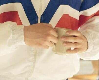 taronenthusiast's tweet photo. HIS WITTLE BABY HANDS OH MY GOD HIS PUFFY JACKET IM CRYING https://t.co/ZDPnAJ4zYM