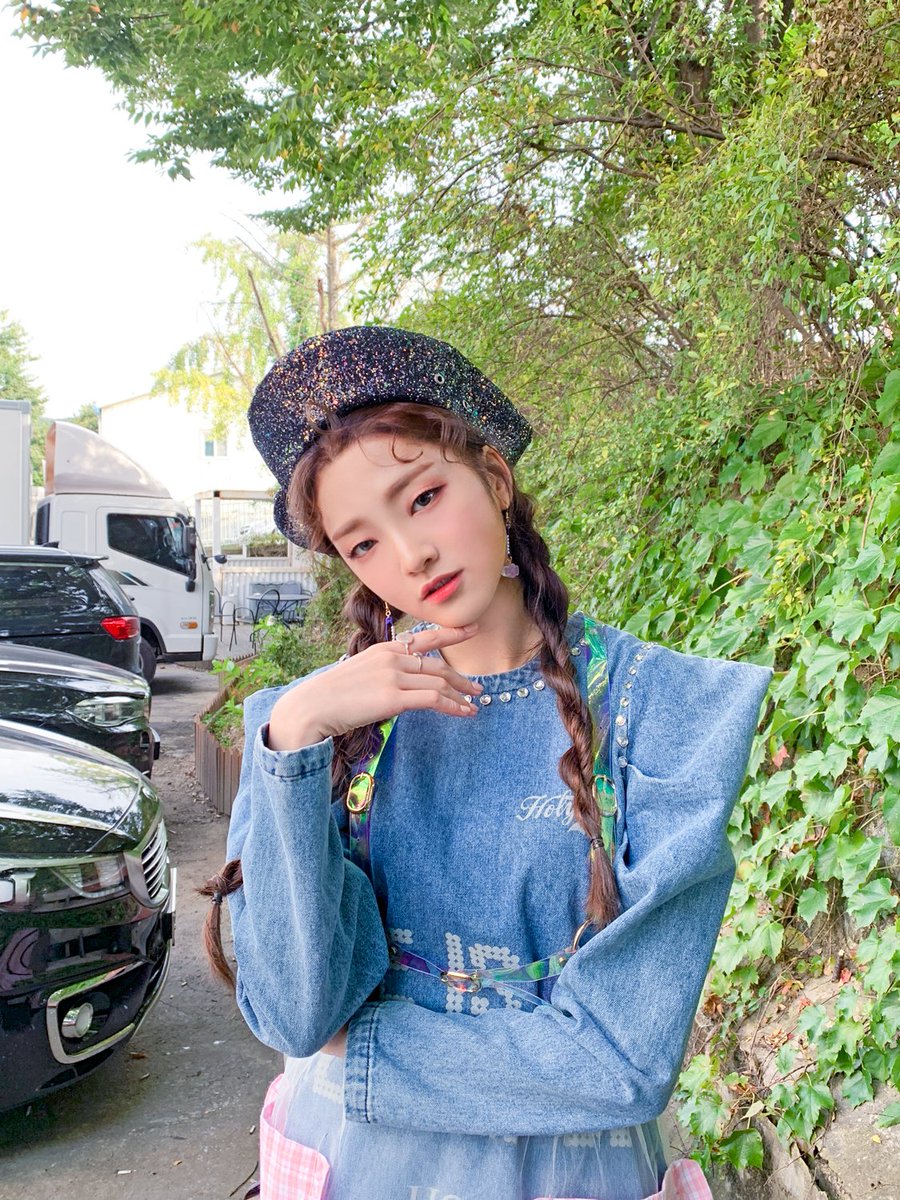 _Weeekly's tweet photo. [📸]

📁 'Zig Zag' M/V Behind
ㄴ📂 매일매일 생각나는 비주얼 모음.zip

6시 30분의 의미는?🤭
윜둥이들을 생각할 시간이라는 뜻🥰💖

#Weeekly #위클리
#이수진 #먼데이 #지한 #신지윤
#박소은 #조아 #이재희
#We_can #ZigZag https://t.co/0s51I6zpWT