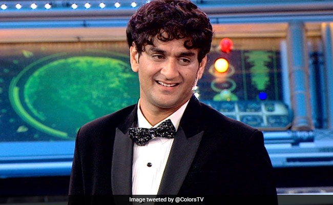 ParasAnushka's tweet photo. What the hell is happening. Stop supporting @Arshikofficial_ have some humanity. I have tears in my eyes after #VikasGupta got evicted. @lostboy54 we r with you & you ain't a #lostboy54 anymore. We love & respect u & ur feelings. #WeWantVikasGuptaBack @BiggBoss @BeingSalmanKhan https://t.co/gtp3Qs1V8L