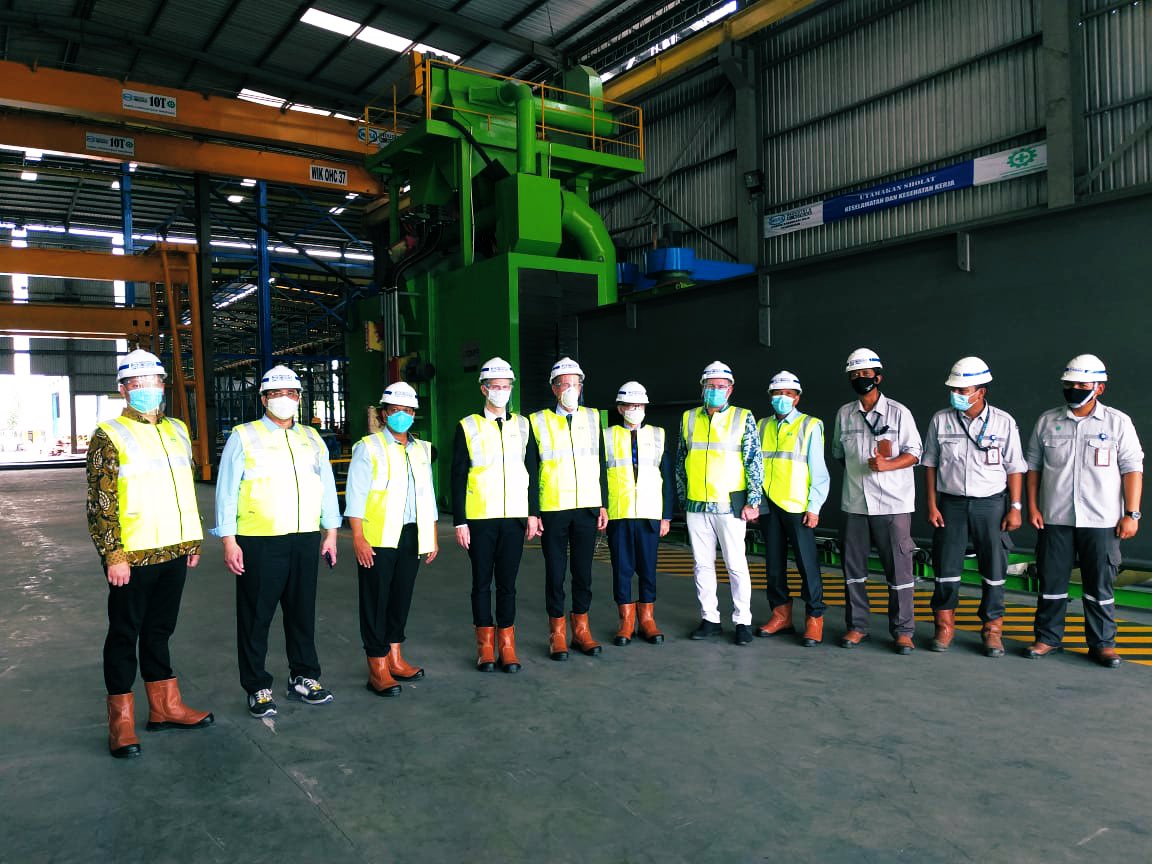 franckriester's tweet photo. #Jakarta | Quel plaisir de visiter aujourd'hui un bel exemple de partenariat franco-indonésien réussi. Cette coopération gagnante entre Matière et Wikon associe la technologie française et l'expertise indonésienne en transformation métallique et compétitivité-coût. 
🇫🇷🤝🇮🇩 https://t.co/fMbxoLdaiv