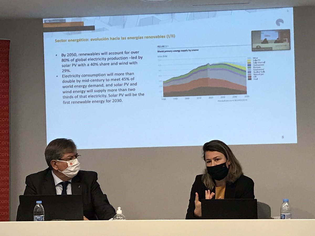 🗣 Un lujo poder contar en los Desayunos de <a href="/economistasrm/">Economistas Murcia</a> con Pilar López, Dir. Global de Administración de @SoltecTrackers, quien comenta la experiencia de salida a Bolsa. <a href="/RmadridRamon/">Ramón Madrid</a> le agradece su participación en este acto.