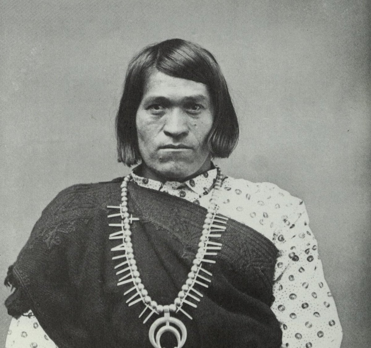 I recently learned about We’wha, a 19th century craftsperson and ambassador of the Zuni people. We’wha was a “lhamana”—an individual born male who takes on female roles—and their story is an incredible demonstration of the diverse ways in which societies organize gender. [thread]