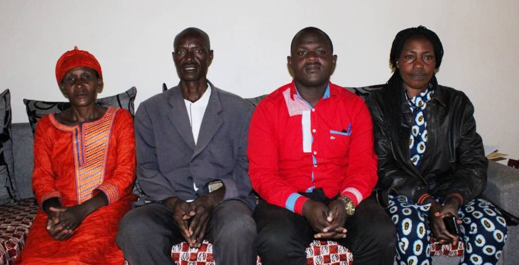 ccmes_a's tweet photo. Ku matariki  
5, 6/11/2020, Abagenerwabikorwa ba CCMES bahuye n'Umukorerabushake mu biganiro bitegura ubuhamya batanga kuri YouTube.
Mbere yo gufata ubwo buhamya, Abagenerwabikorwa ba CCMES babanza kuganira n'Umukorerabushake wayo wahuguwe mu isanamitima. #RwOT https://t.co/b3jpEWQgPu