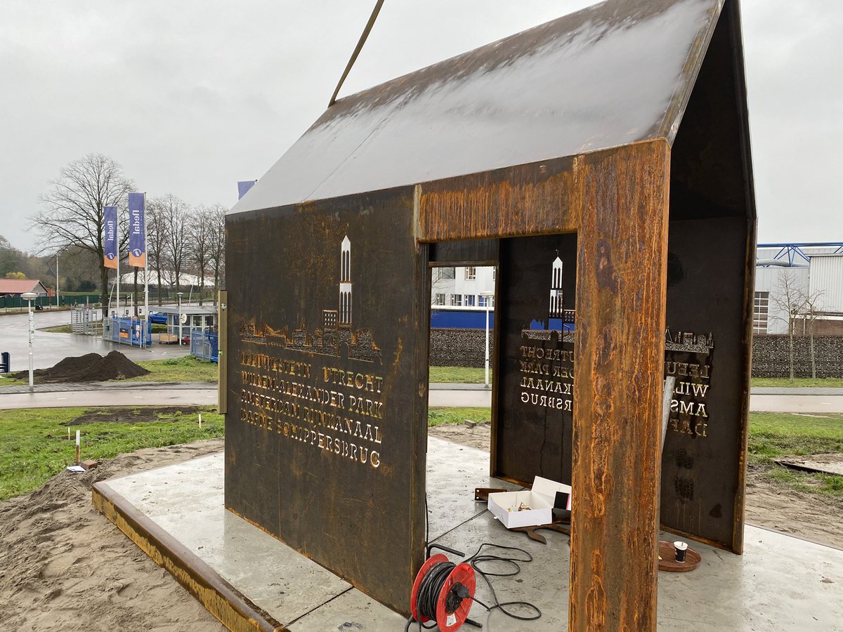 Leeuwesteyn zuid.
Jongeren plek aan het inrichten. La Case geplaatst. Komende dagen bomen planten en paden aanleggen.