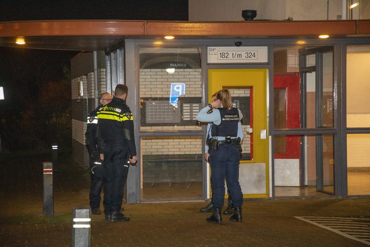 Gewonde man in tuin na mogelijke val van flatgebouw in IJmuiden, politie doet onderzoek..