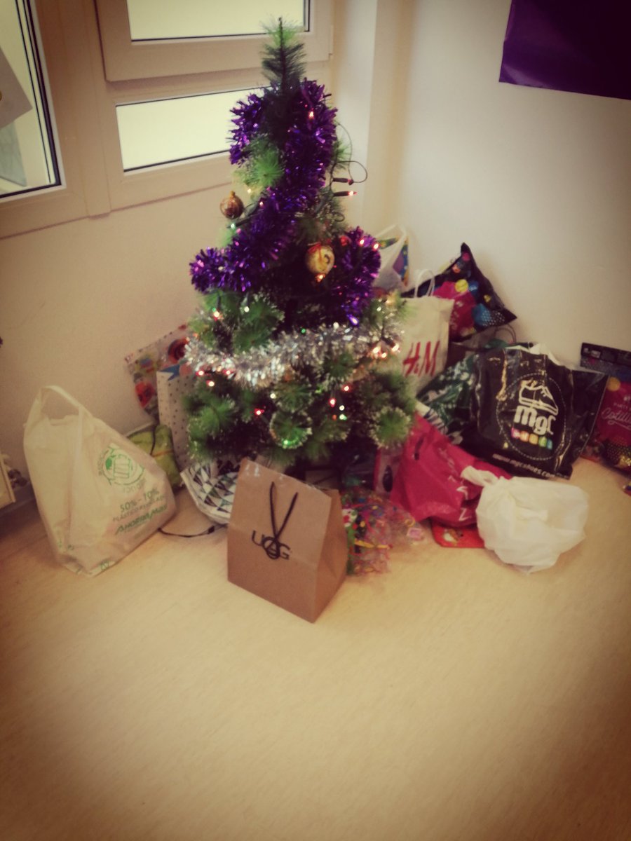 Navidades distintas... pero nada nos quita la ilusión... Nuestros árboles se llenan de regalos!!! <a href="/HBSTORREJON/">Humanitas Torrejón</a>