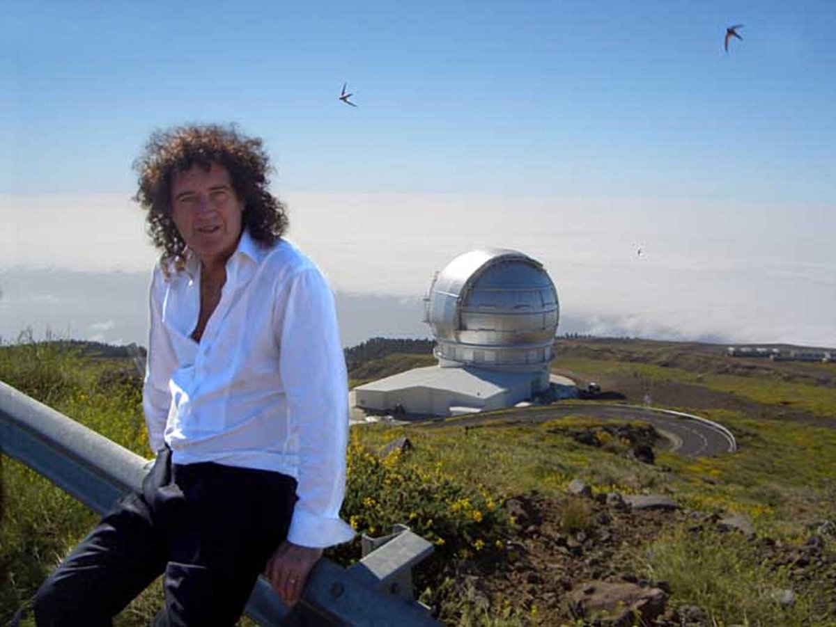 FECYT_Ciencia's tweet photo. #TalDíaComoHoy de 1972 Brian May @DrBrianMay🎸guitarrista de la banda #Queen, y uno de los más grandes de la historia, publica en la revista @nature el primer artículo de su tesis doctoral en astrofísica, sobre el reflejo de la luz del polvo interplanetario en el Sistema Solar. https://t.co/ATtcrWD1PD