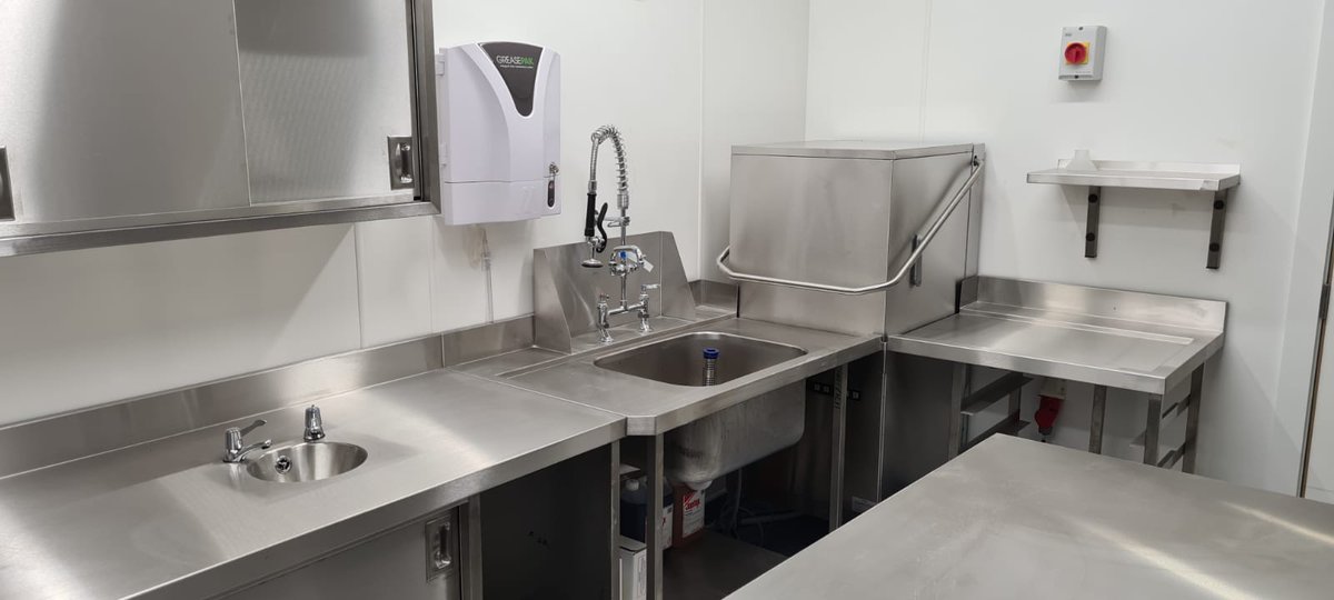 CaterPlanUK's tweet photo. New commercial kitchen now complete at Blue Butterfly Montessori in Stanmore @FosterRef @TheRealBlueSeal @RATIONAL_AG @MechlineLtd @EAISUK @HobartUKWW @RegaleMicrowave @GenieInteriors @AltroFlooring 😎 https://t.co/7kknWxUbrW