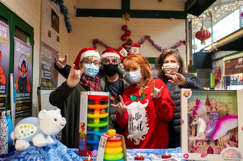 🎁 Les Rockeurs ont du ❤ et pour que #Noel reste une fête les bénévoles 🤘collectent vos joujoux par milliers à #talensac (intérieur côté Paul Fort) depuis ce matin #Nantes