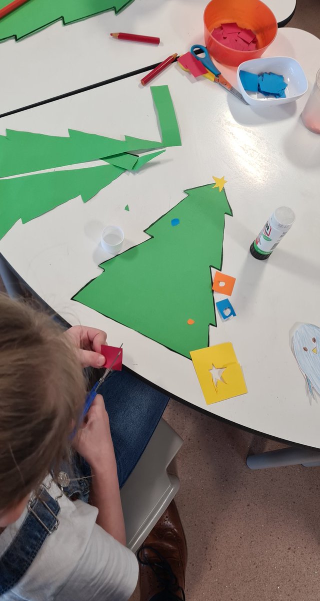 teach_traylor's tweet photo. Christmas craft working on shapes and cutting skills! https://t.co/xoY3cu46xh