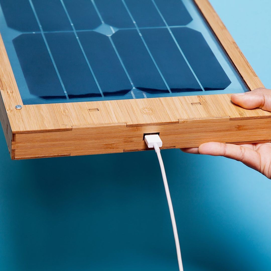 Aktivist bir tasarım topluluğu Grouphug tarafından üretilen bu şarj cihazı, gün boyunca pencerenizden giren gün ışığını 3400 mAh'lik bataryasında depoluyor.

Cihaz, 10W'lık panelleriyle doğrudan güneş ışığında 10 saatte şarj olabiliyor.

#windowsolarcharger #solarenergy #pvpanels