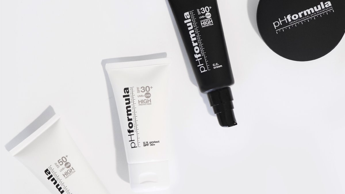 pHformula's tweet photo. It's worth being picky when it comes to your #SPF. Blended with essential vitamins and UVA/UVB filters, our hard-working #pHformula defence products not only provide broad spectrum sun protection, but also leaves the skin well hydrated, nourished and assists with skin healing. https://t.co/gcsQNFFtNF