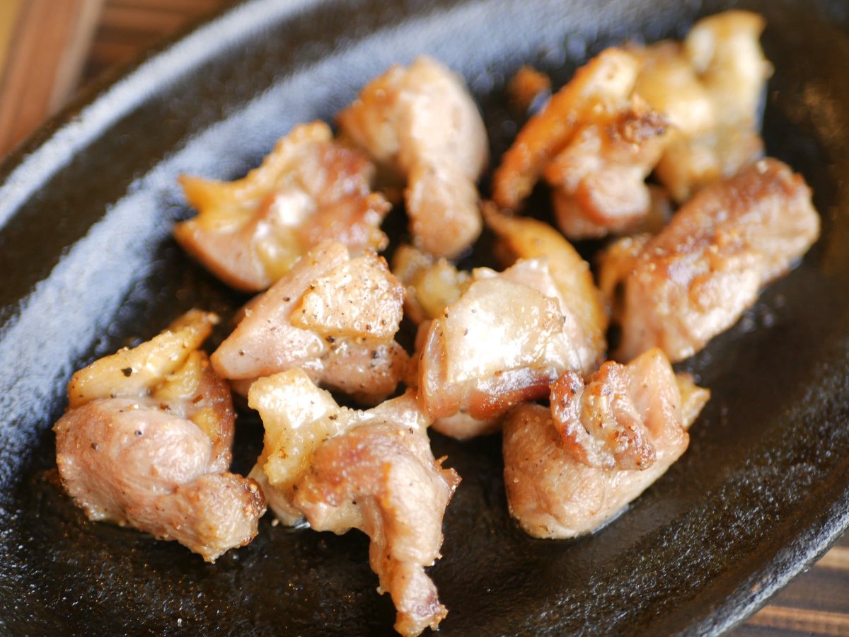 鉄板にのった焼き鳥を味わえる新店
『焼とりてっぱん 葵町』が車道にオープンしました！