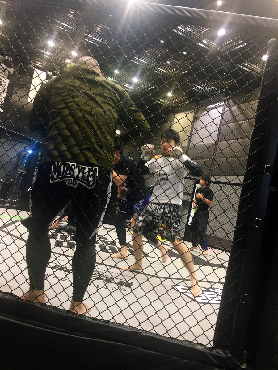 okada244's tweet photo. 12.13プロ修斗香川大会
横関タルトデビュー戦2-1判定負けでした
これからプロキャリアスタート
たくさんの応援ありがとうございました
#shooto1213 #tkesperanza #mobstyles #hightup #協栄建装 https://t.co/CM3vyoZQYj