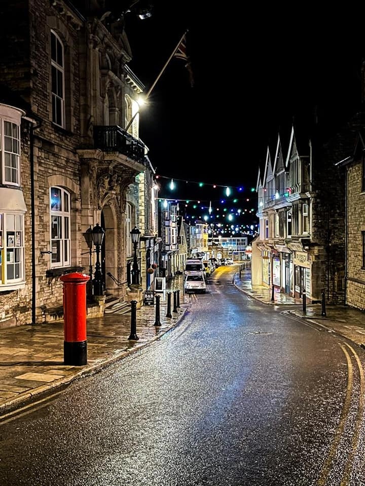 DorsetCouncilUK's tweet photo. Just 10 days to go until the big day and #Swanage is certainly ready! Some lovely #LocalLights shared by Katherine. If you are looking to do your Christmas shopping on the high street this year then do consider #ShoppingLocal. https://t.co/GjpU93UUEM