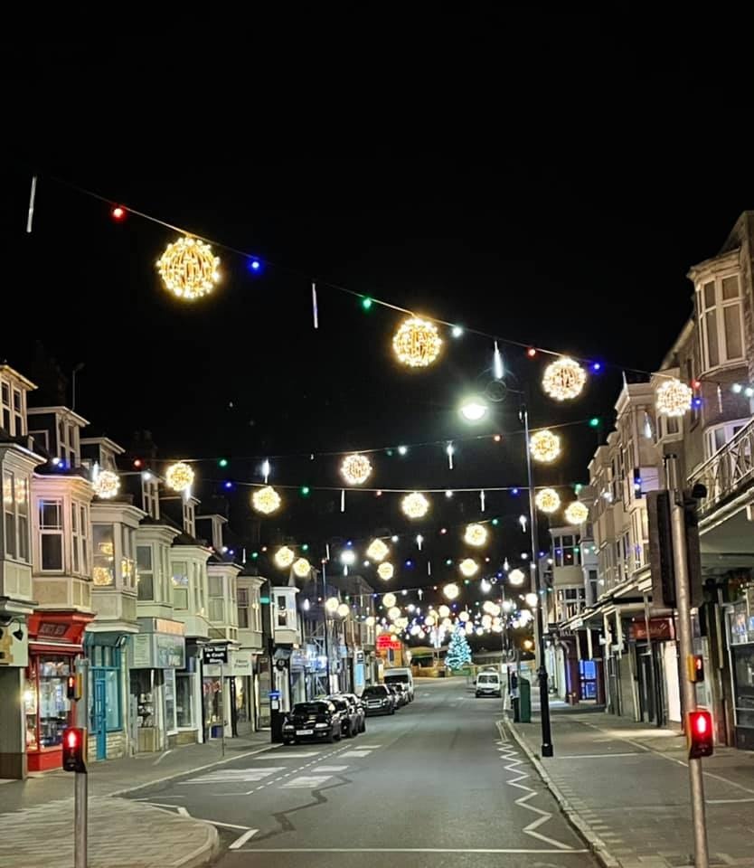 DorsetCouncilUK's tweet photo. Just 10 days to go until the big day and #Swanage is certainly ready! Some lovely #LocalLights shared by Katherine. If you are looking to do your Christmas shopping on the high street this year then do consider #ShoppingLocal. https://t.co/GjpU93UUEM