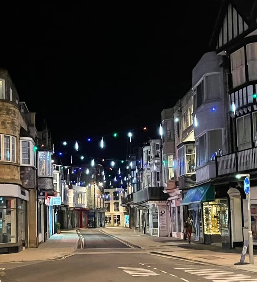 DorsetCouncilUK's tweet photo. Just 10 days to go until the big day and #Swanage is certainly ready! Some lovely #LocalLights shared by Katherine. If you are looking to do your Christmas shopping on the high street this year then do consider #ShoppingLocal. https://t.co/GjpU93UUEM
