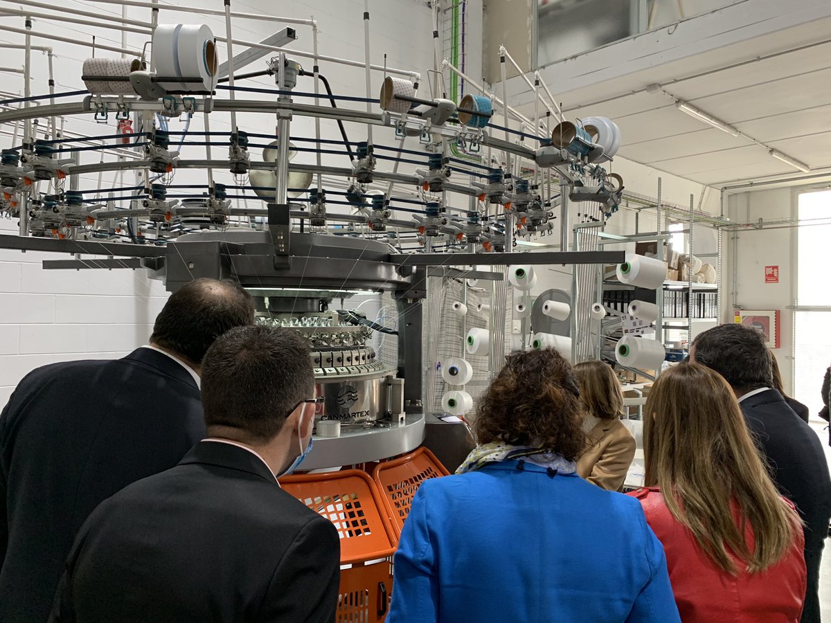 JumbercaBCN's tweet photo. L'empresa #Hallotex, que fabrica materials tèxtils d'última generació amb màquines #Canmartex, va rebre la visita de Raúl Blanco, SG @IndustriaGob, @evamenorc, diputada @diba, @aliciarll, diputada @parlament_cat i vicepresidenta @tecnocampus, i @DBotePaz, alcalde de Mataró https://t.co/78SwSVfESd