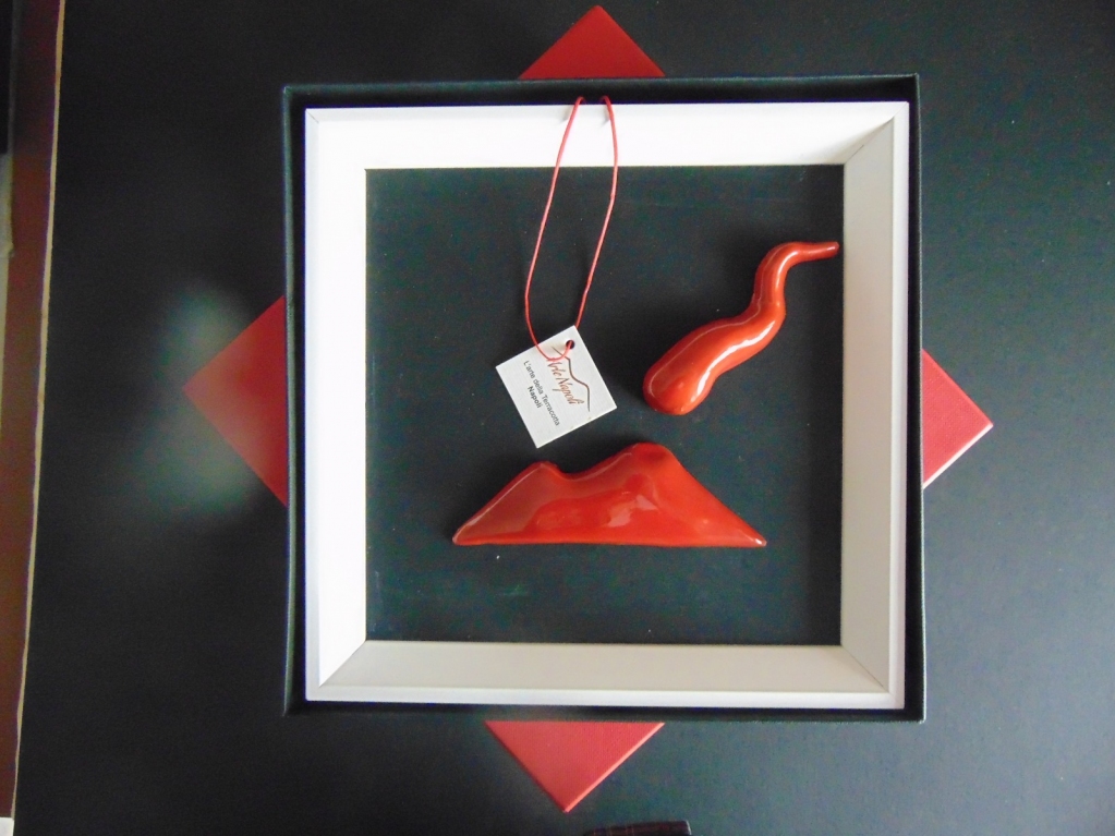 #CONOSCIAMOGLIASSOCIATIFELIX
Arte Napoli
Nasce nel 1994 come negozio di cornici, poi ampliato con la vendita
di stampe antiche e moderne, prodotti di artigianato campano,
oggetti d’arte e articoli da regalo. 
Anche e-commerce.
Siamo in via Giacomo… artenapoli.it