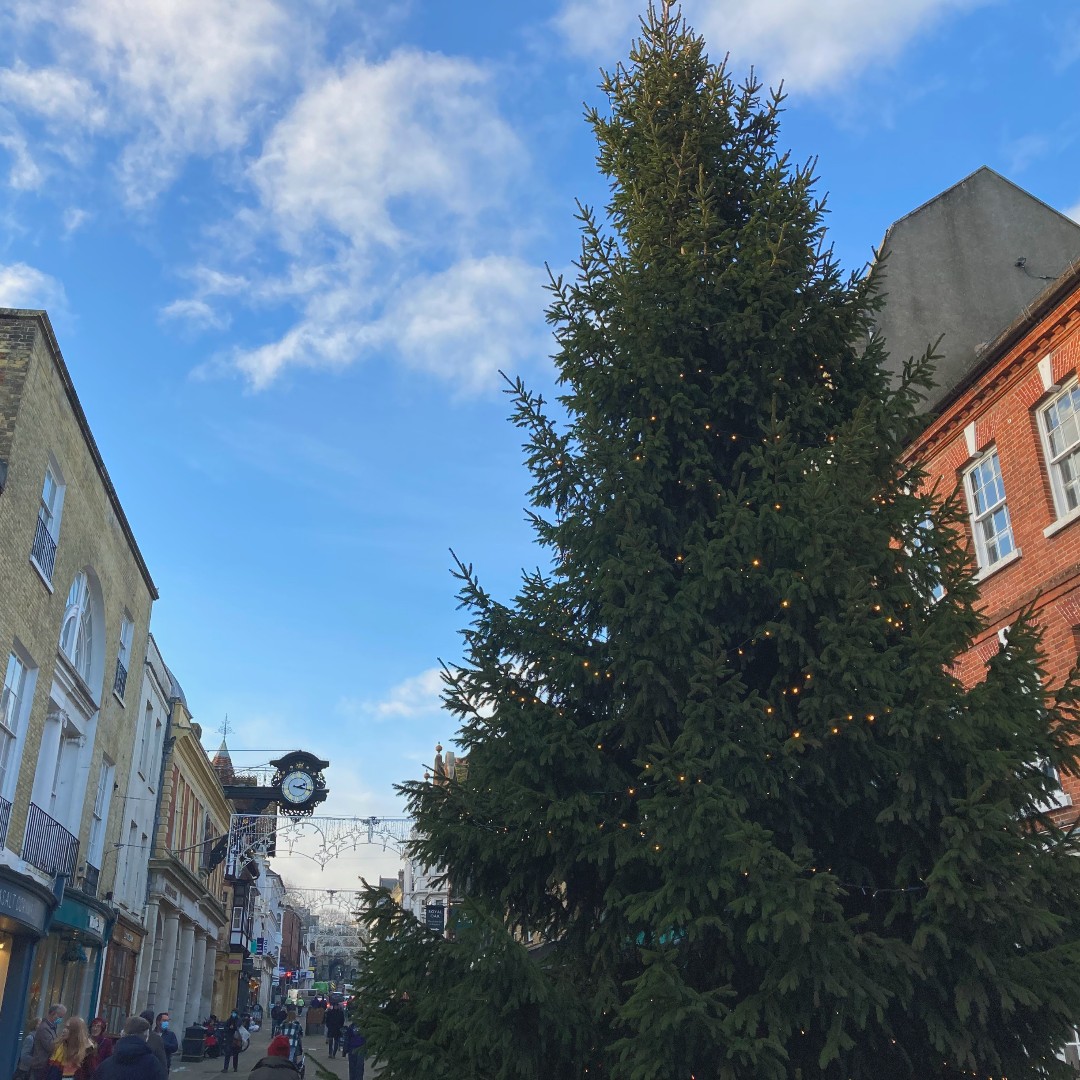 Here's a festive shot of Winchester High Street. If this doesn't get you in the mood to do your Christmas shopping, we don't know what will 🎄