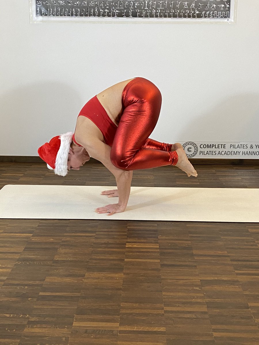 SusanneGoerlitz's tweet photo. „Bakasana“ die Krähe! Bei dieser Übung hat man das Gefühl fliegen zu können.....! Bakasana stärkt das Selbstvertrauen und macht Spaß! Du stärkst die Armkraft, verbesserst Deine Balance und förderst die Konzentration!🙏 #health #pilateslover #yoga #pilatesbody #healthylifestyle https://t.co/syyUdC6iIn