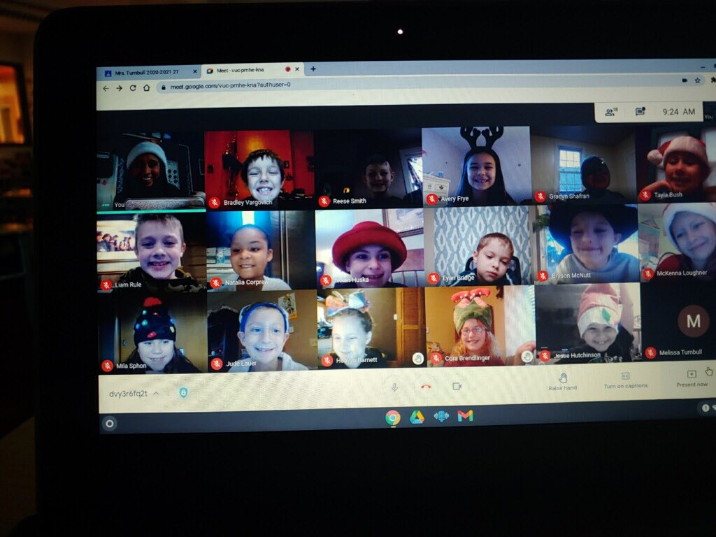 LES students show their holiday spirit by wearing Holiday Headwear during online classes. #HolidayCheer