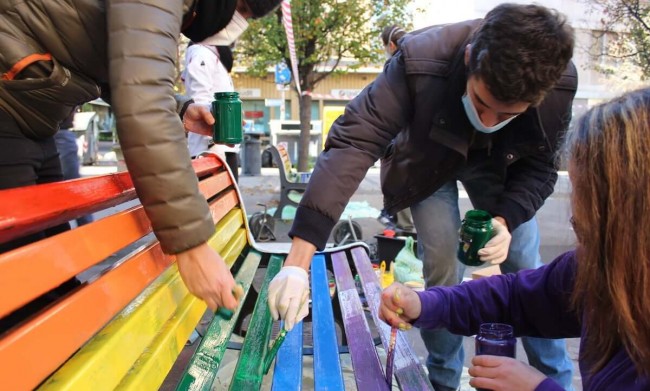 AlekosPrete's tweet photo. #Roma. Sono state ridipinte le panchine arcobaleno vandalizzate dall'estrema destra. "Loro sono venuti di notte, noi siamo qui di giorno, alla luce. Chi ama la libertà e l’eguaglianza ha il coraggio di essere presente nello spazio pubblico." https://t.co/MNm9jgfIks