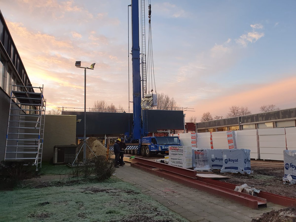 In de herfstvakantie zijn de talengang en de onderbouwaula in Asten gesloopt om twee nieuwe aula's te realiseren. In het ochtendgloren zijn de contouren van de nieuwe aula duidelijk zichtbaar. Voor de Kerst is het nieuwe deel waterdicht.