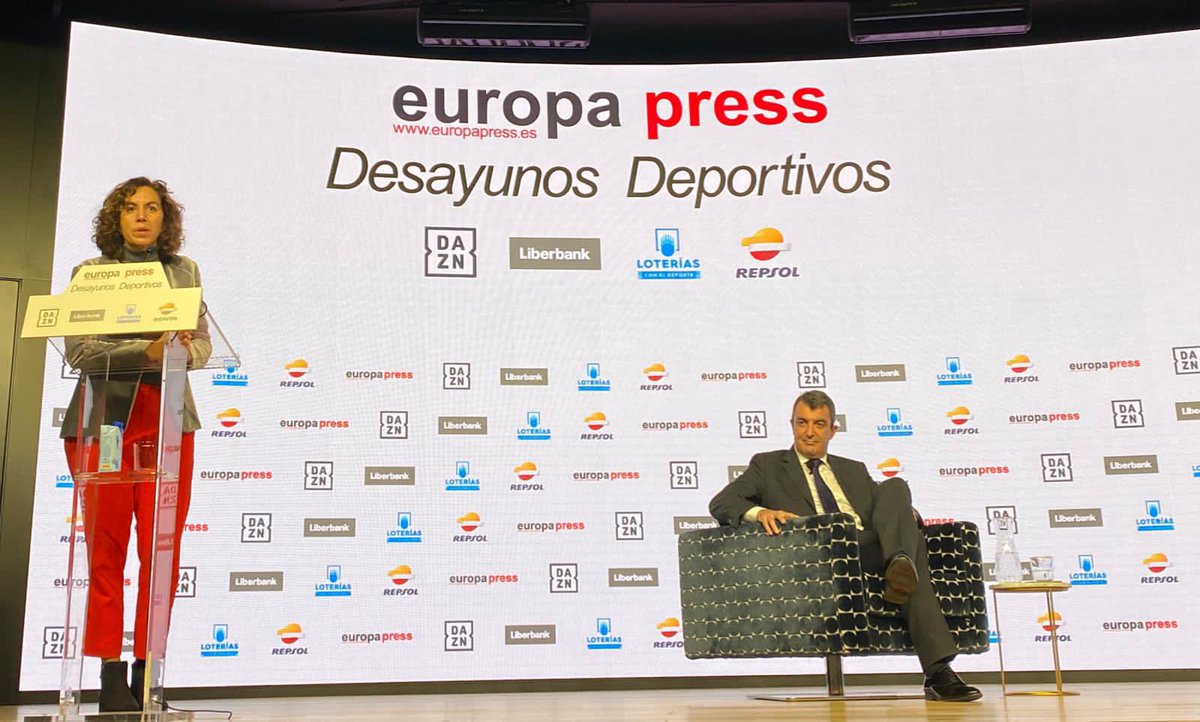 🗣💬 @lozanoirene, presidenta del CSD: "La Vuelta ha escrito un libro que estaba en blanco. Era difícil. El grado de excelencia y el trabajo es la garantía de que las cosas salgan bien. El ciclismo ha dado un ejemplo más allá de lo deportivo"
#EPDesayunosLaVuelta https://t.co/qTauTYO8D2