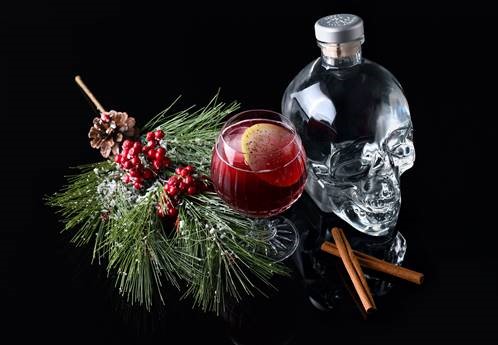 AmbCanEspagne's tweet photo. #LSV que la célèbre bouteille de vodka «tête de  mort» est canadienne? Elle a été créée pour le 50e anniversaire du group The Rolling Stones. 
Selon le magazine @AlimenteEC, le vodka 🇨🇦 @crystal_head serait un cadeau idéal pour ce Noël. Qu’en penses-tu ? 👉https://t.co/FRexBdt3UN https://t.co/huAOTY9o7o